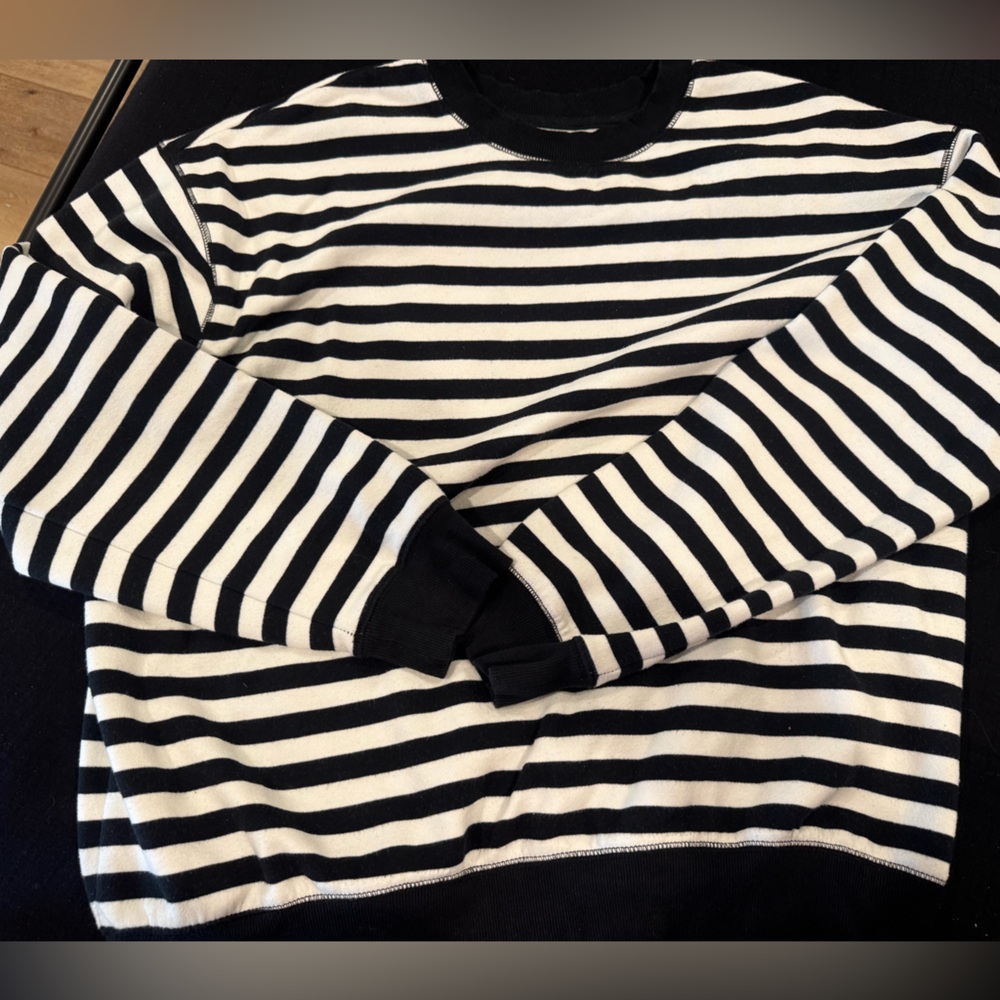 Black and White Striped unisex Sweatshirt! Like NEW🖤🤍🖤cute comfy cozy & cool😎😎